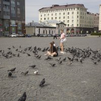 фрагмент Красной площади г.Выбор, кормление голубей :: Елена Агеева
