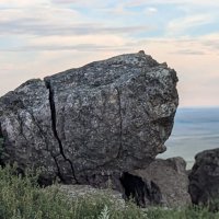 Гранитный валун :: Андрей Хлопонин