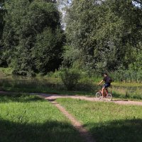 Павловск. Парк Мариенталь. Велосипедист. :: Наталья Лунева 