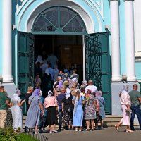 Паломники на входе в собор. :: Андрей Зайцев