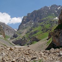 ПО ПУТИ НА ВЕРХ, появились первые снежники. :: Виктор Осипчук