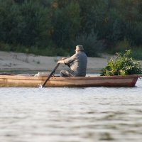 Рыба не клюёт. Свяжу-ка я лучше корзинку :: Валерий Судачок