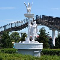 Канаш. Городская скульптура. "Встреча юноши и девушки у колодца". :: Пётр Чернега