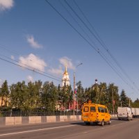 По Рыбинску в потоке машин :: Сергей Цветков