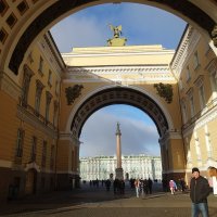 Вид на Дворцовую площадь и Зимний Дворец через арку Главного штаба :: Лидия Бусурина