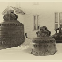 Памятные колокола при входе в монастырь. :: Дмитрий Юдинцев 
