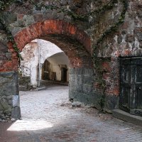 Внутри средневекового замка :: vladimir 