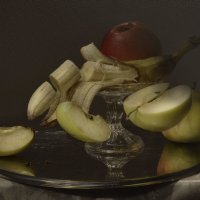 Банан и яблоки. :: Григорий Гурьев