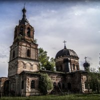 Заброшеная церковь :: Степан Юферев