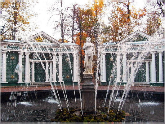 Фонтаны "Адам" и "Ева" в  Нижнем парке Петродворца.