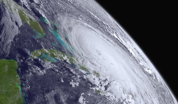 Устрашающие фото урагана и тайфуна