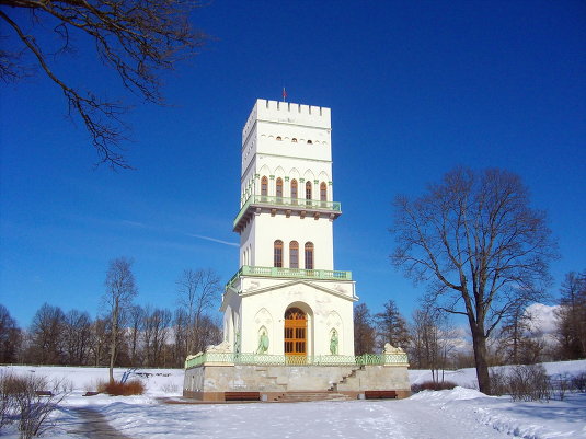 Белая башня в Александровском парке Царского Села.