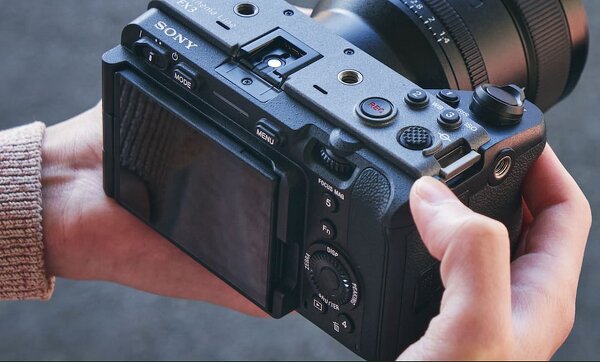 Sony запускает полнокадровую камеру с эффектом кинематографии (Обзор!)