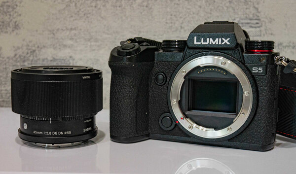 Panasonic Lumix S5. Sigma 45mm F2.8 DG DN