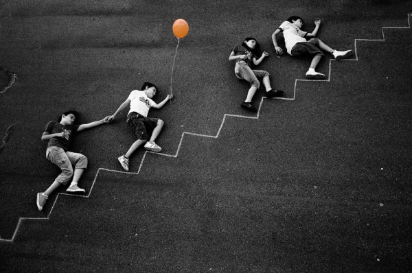 Nicolino Sapio, "The orange balloon"