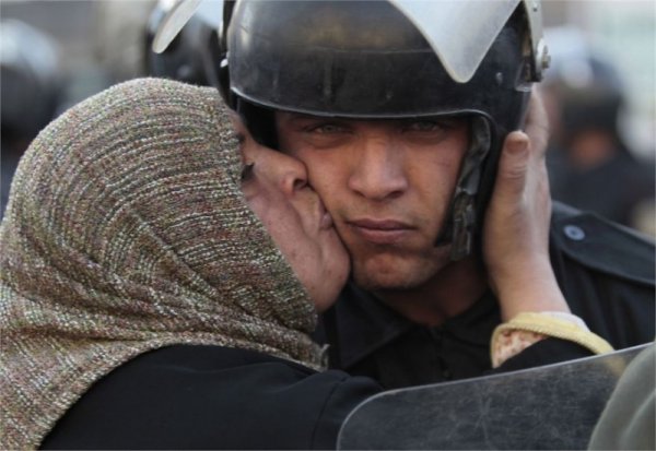 Египтянка целует полицейского, отказавшегося стрелять по протестующим  - Эмоции людей