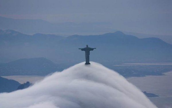 ..Статуя Иисуса Христа в Рио-де-Жанейро окутана туманом.