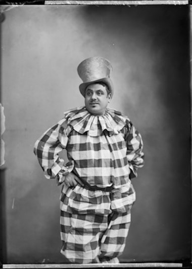 Студия Надара. Господин Гобен (в роли Соловья) в постановке «Красное яйцо», театр Фоли-Драматик. 1890