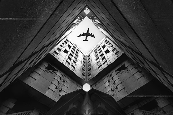 Город и самолёт. Автор фото: christophe correy photo - Удачные кадры