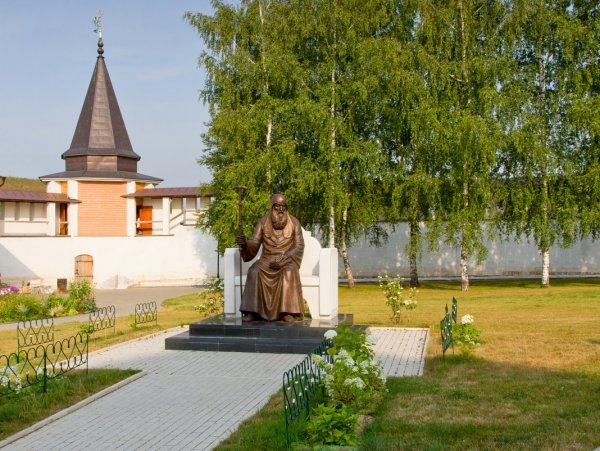 24 Памятник Иову, патриарху Московскому и всея Руси