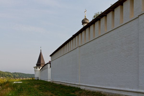 40 Монастырские стены