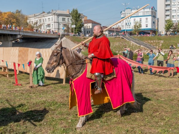 Участники конного рыцарского турнира