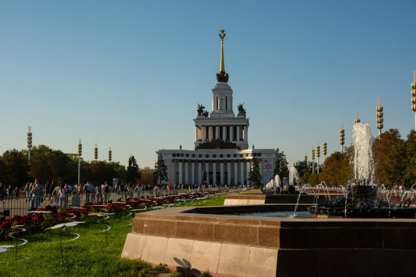 Вид на центральный павильон в ВДНХ