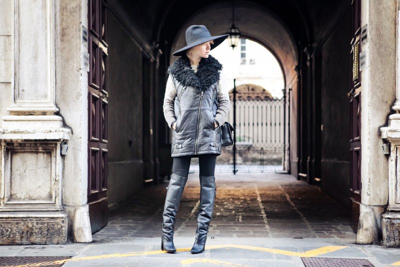 darya-kamalova-fashion-blog-street-style-outfit-short-hair-blogger-zara-men-black-large-hat-hm-paris-collection-boots-fur-vest-proenza-schouler-ps11-bag-vj-style-sweater-grey-gradient-pixie_-23