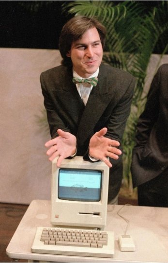 Стив Джобс на презентации первого Macintosh. 1984 г.