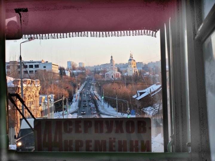 Вид из окна автобуса .. едем по ул.Чернышевского . В лучах восхода Успенский собор