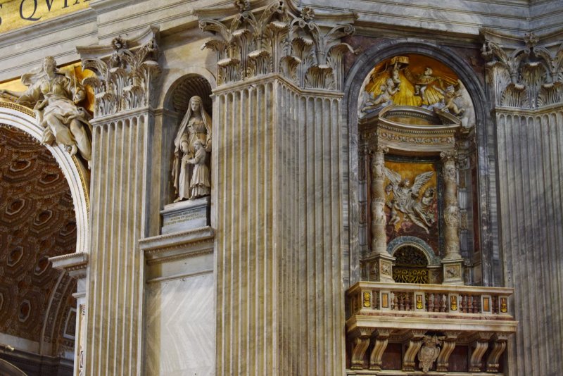 интерьер собора Петра украшают скульптуры только самых выдающихся мастеров Италии.