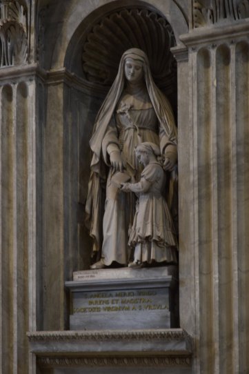 статуя св. Анджелы Меричи, основательницы женской монашеской конгрегации урсулинок (Пьетро Галли, 1866).