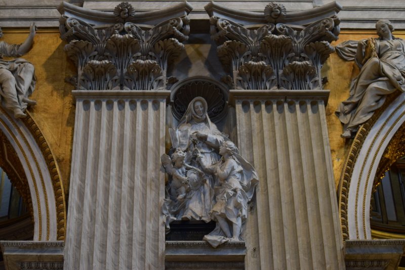 статуя святой Мадлен Софи Бара, основательницы конгрегации "Сёстры Святейшего Сердца Иисуса".