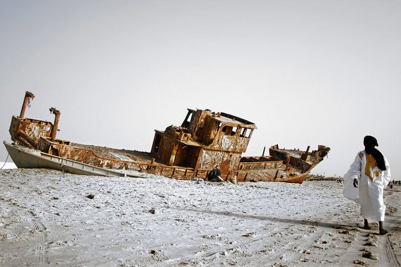 Ржавеющее судно на побережье. Нуакшотт, Мавритания