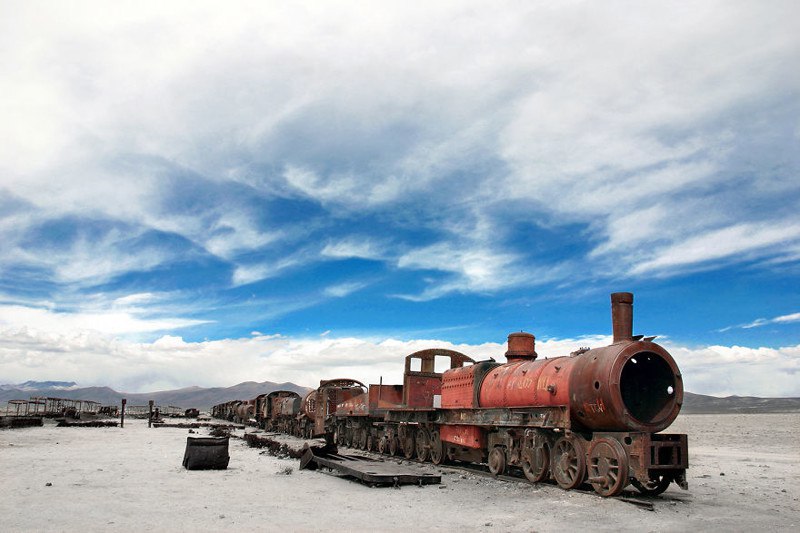 Брошенный поезд в окрестностях солончаков Уюни, Боливия