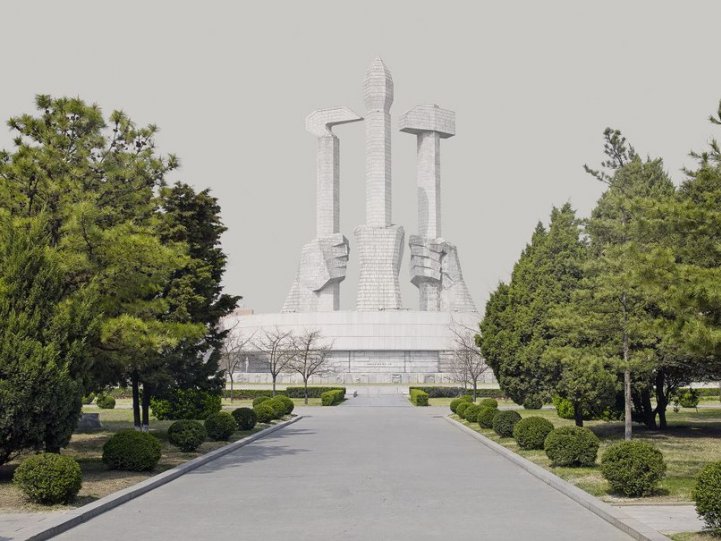 Монумент основания Трудовой партии Кореи в Пхеньяне. Автор фото: Эддо Хартманн, Нидерланды