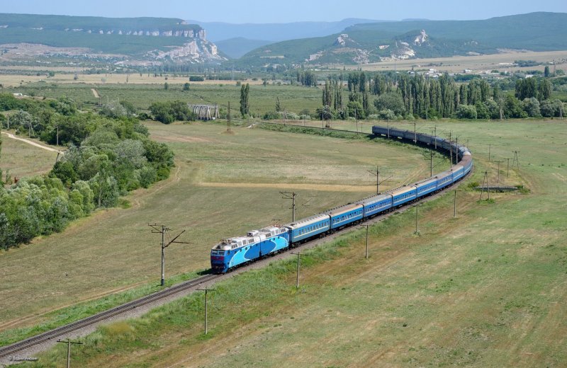 Electric locomotive ChS7-175 with passenger train_