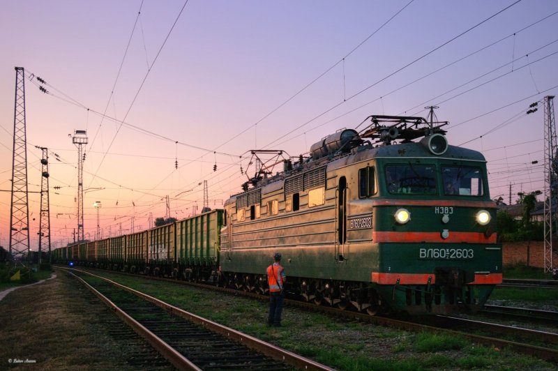 Electric locomotive VL60K-2603 with train