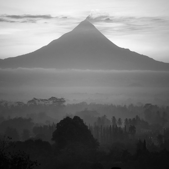 Потрясающие фотографии вулкана Бромо на острове Ява - №17