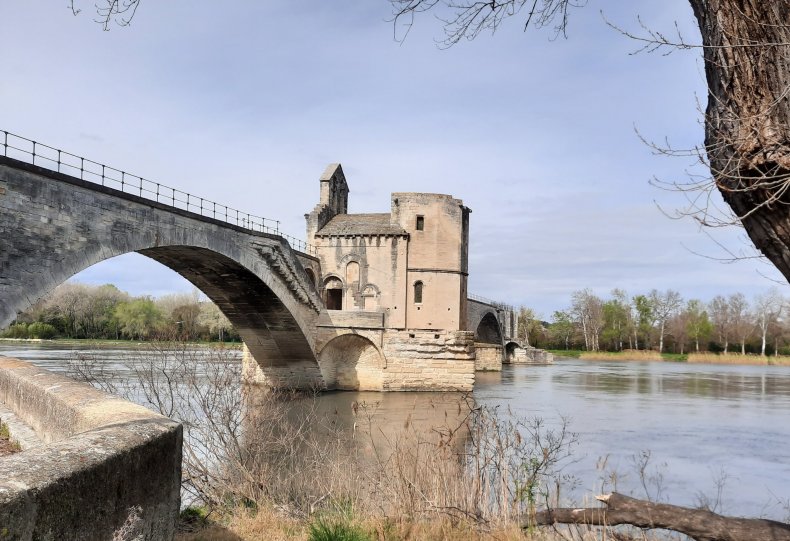 Тот самый авиньонский мост, ведущий вникуда, на котором, если верить старинной французской песенке, и следует танцевать 20200316_112150~2 https://www.tania-soleil.com/sur-le-pont-davignon/