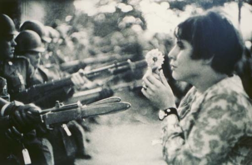 Знаменитая фотография Марка Рибо (Marc Riboud) во время антивоенной демонстрации в 1967 году.