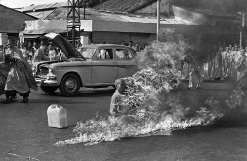 Буддийский монах Тич Кванг Дюк (Thich Quang Duc) совершил акт самосожжения, на одной из площадей Сайгона, в знак протеста против притеснений буддистов