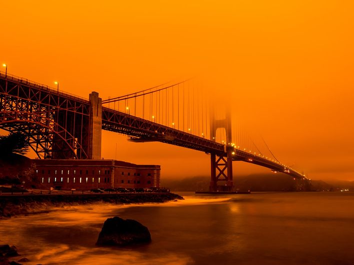 «Мост Золотых ворот в дыму лесных пожаров», Рейн Хейс, категория «цветной пейзаж».