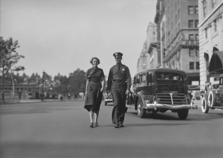 Полицейский с женщиной, Нью-Йорк, 1934 год.