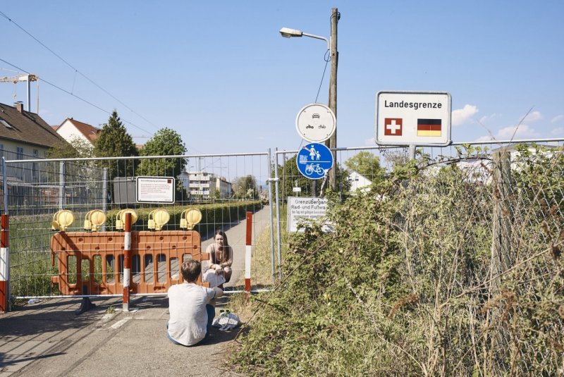 2 место в категории «Общие новости», 2021. Свидание германско-швейцарской пары, 25 апреля 2020 года. Из-за пандемии Швейцария закрыла свои границы впервые со времён Второй мировой войны. Автор Роланд Шмид.