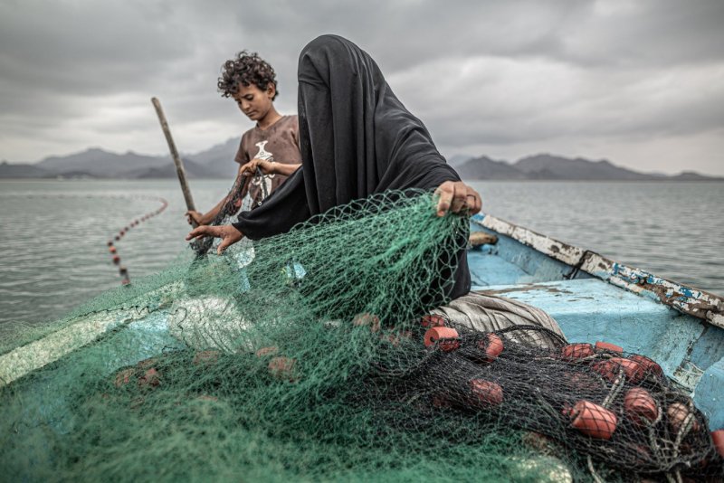 1 место в категории «Современные проблемы», 2021. Фатима с сыном готовится ловить рыбу, чтобы прокормить своих 9 детей. Йемен, 12 февраля 2020 года. Автор Пабло Тоско.