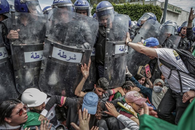 1 место в категории «Срочные новости», 2020. Студенты и полиция во время антиправительственной демонстрации в Алжире, 21 мая 2019 года. Автор Фарук Батич.
