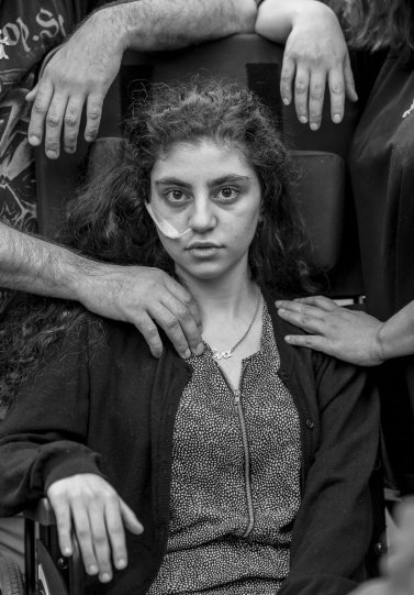 1 место в категории «Портреты», 2020. 15-летняя армянская девушка Эва, очнувшаяся от кататонического ступора, в окружении родителей в центре для беженцев в Польше. Автор Томек Качор.