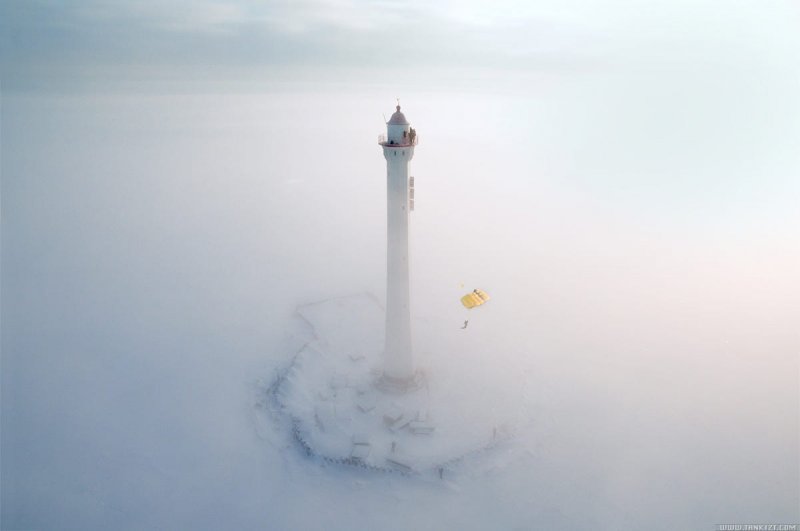Бейсджампинг с маяка в Финском заливе. Фотограф Виктор Сухоруков.