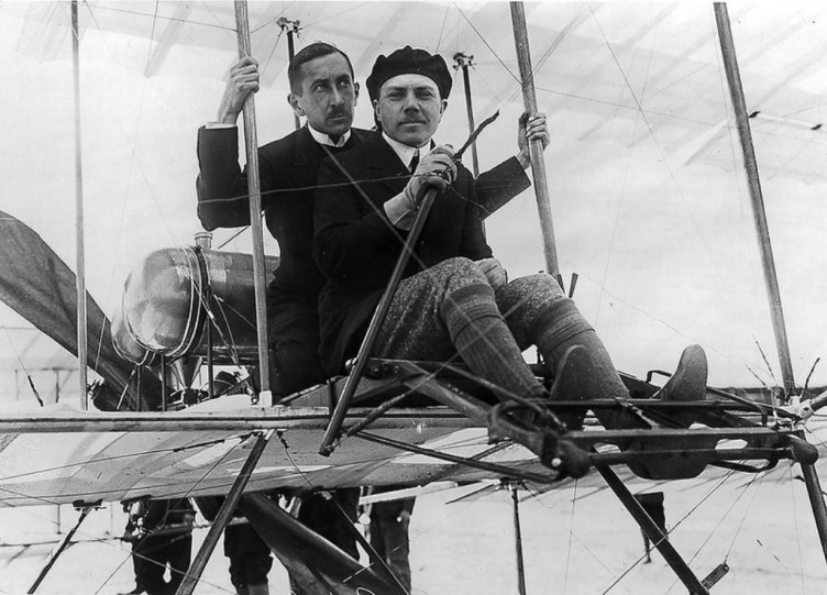 Первый дипломированный российский лётчик Михаил Ефремов прошёл обучение в лётной школе Анри Формана. 21 марта 1910 года в Одессе состоялся первый публичный полёт.